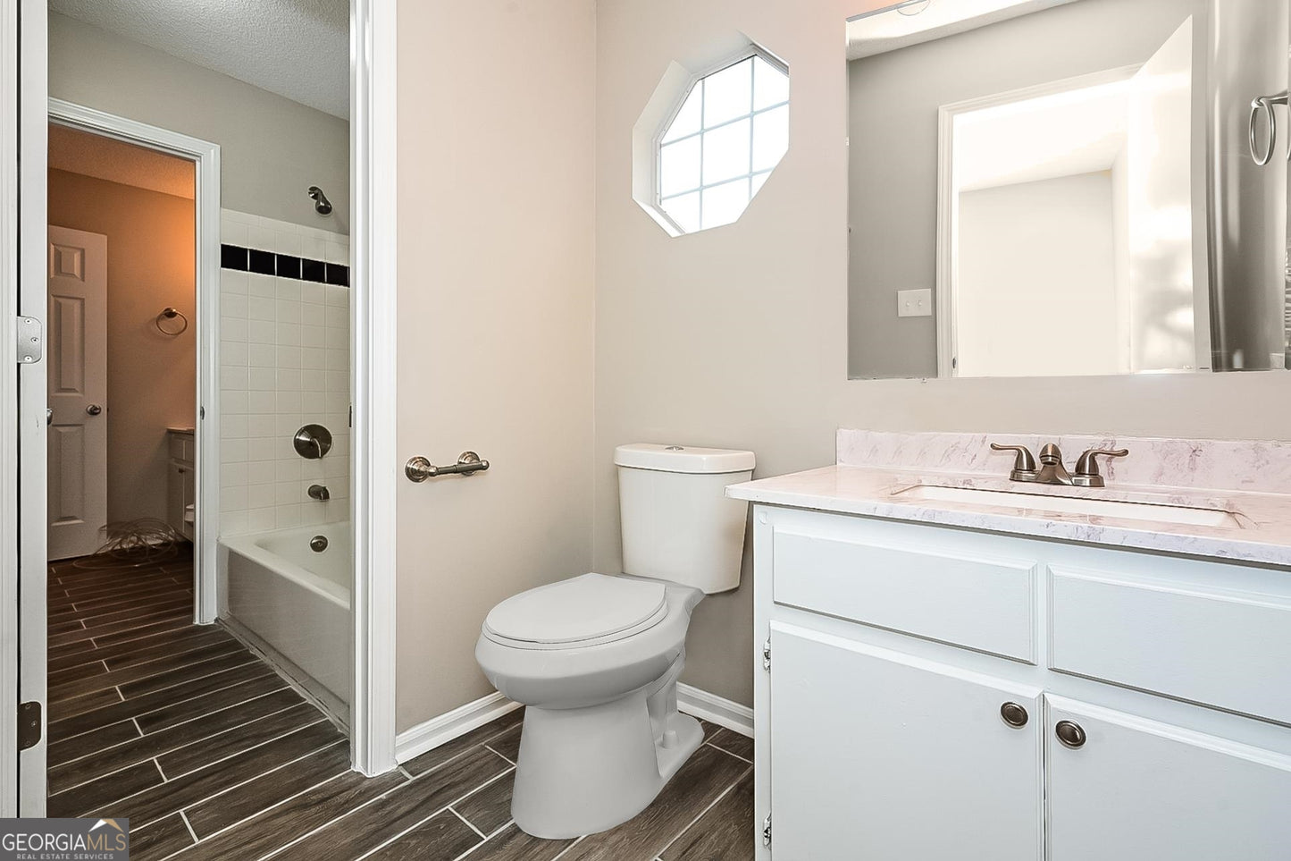 3 bedroom 2.5 bath house in Stockbridge