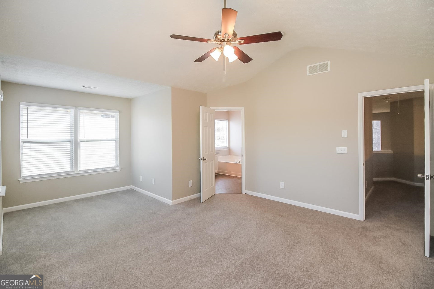 3 bedroom 2.5 bath house in Riverdale