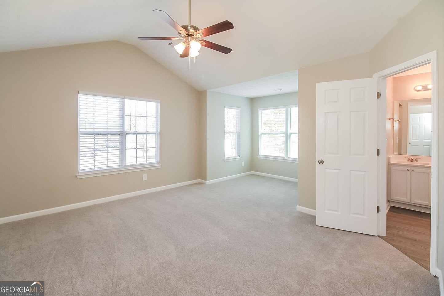 3 bedroom 2.5 bath house in Riverdale