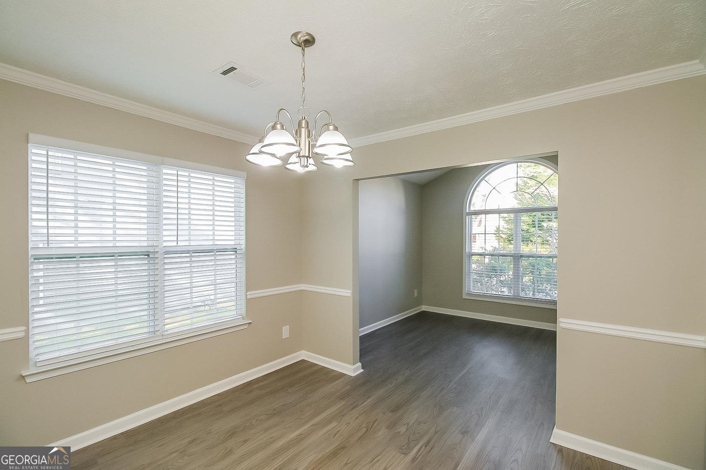 3 bedroom 2.5 bath house in Riverdale