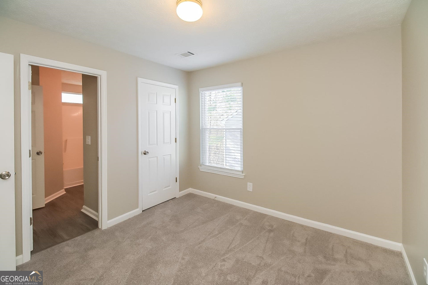 3 bedroom 2.5 bath house in Riverdale