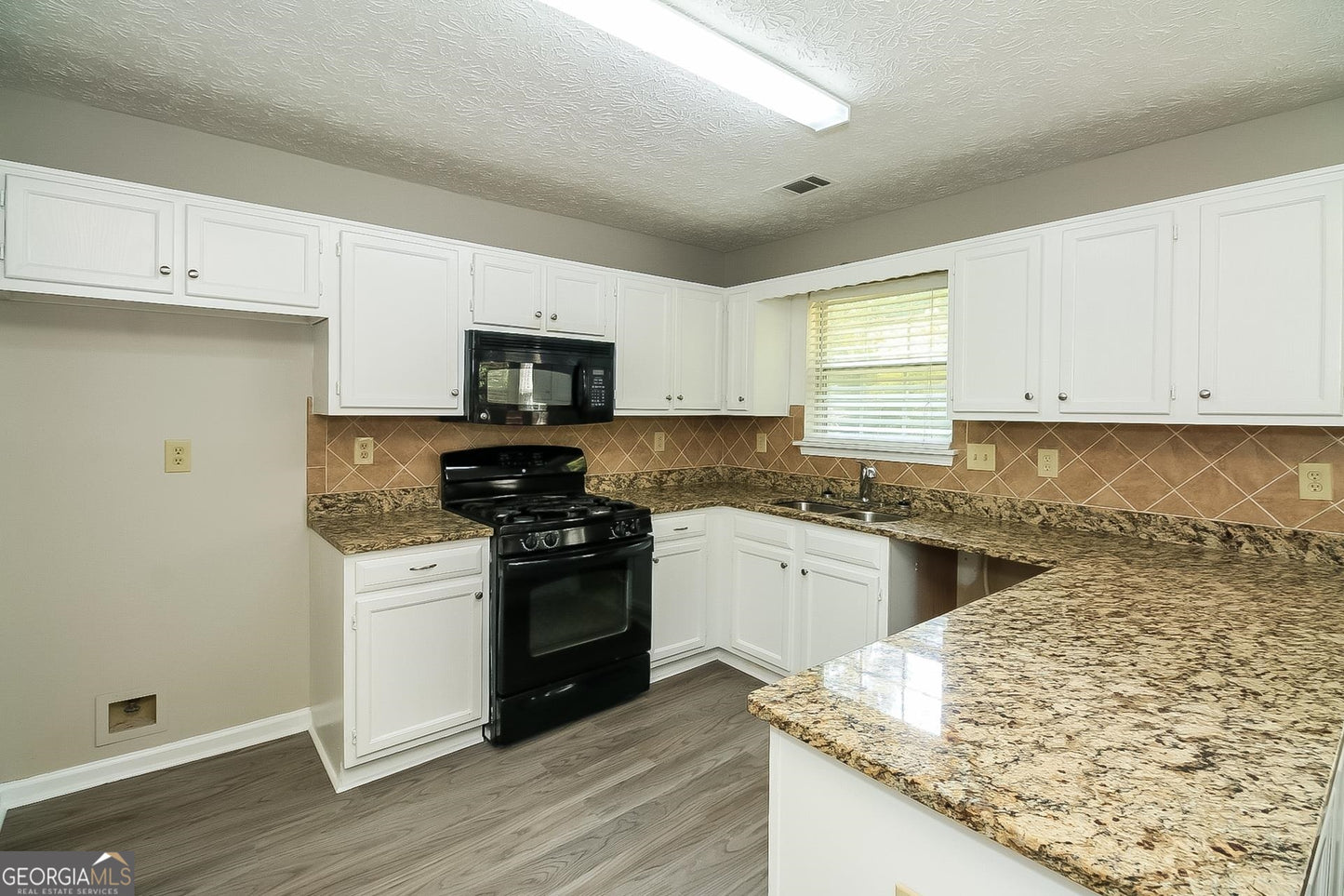 4 bedroom 2 bath house in Riverdale