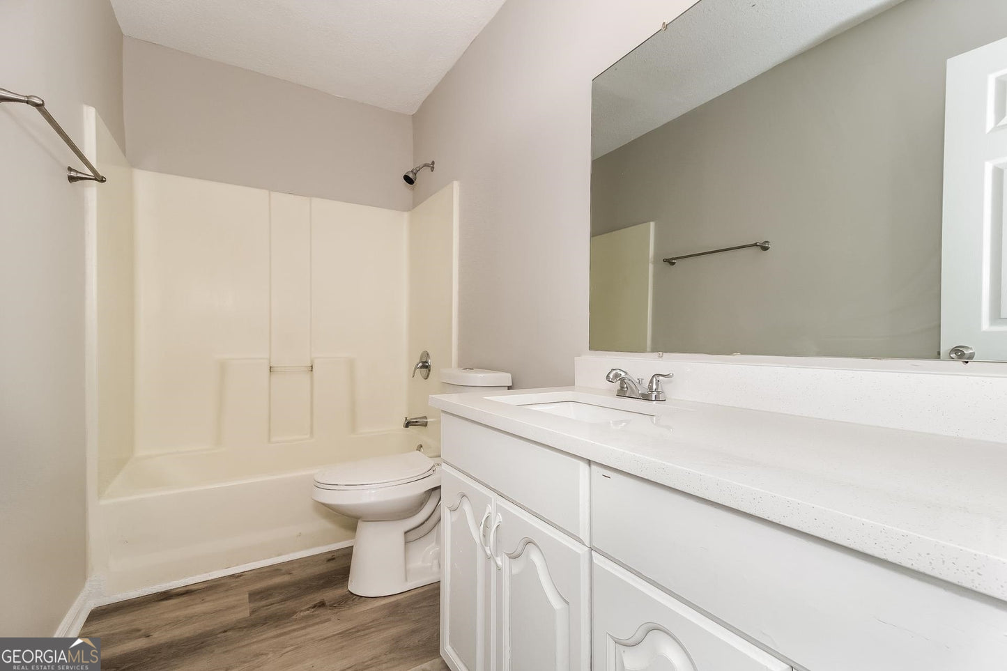 5 bedroom 3 bath house in Acworth