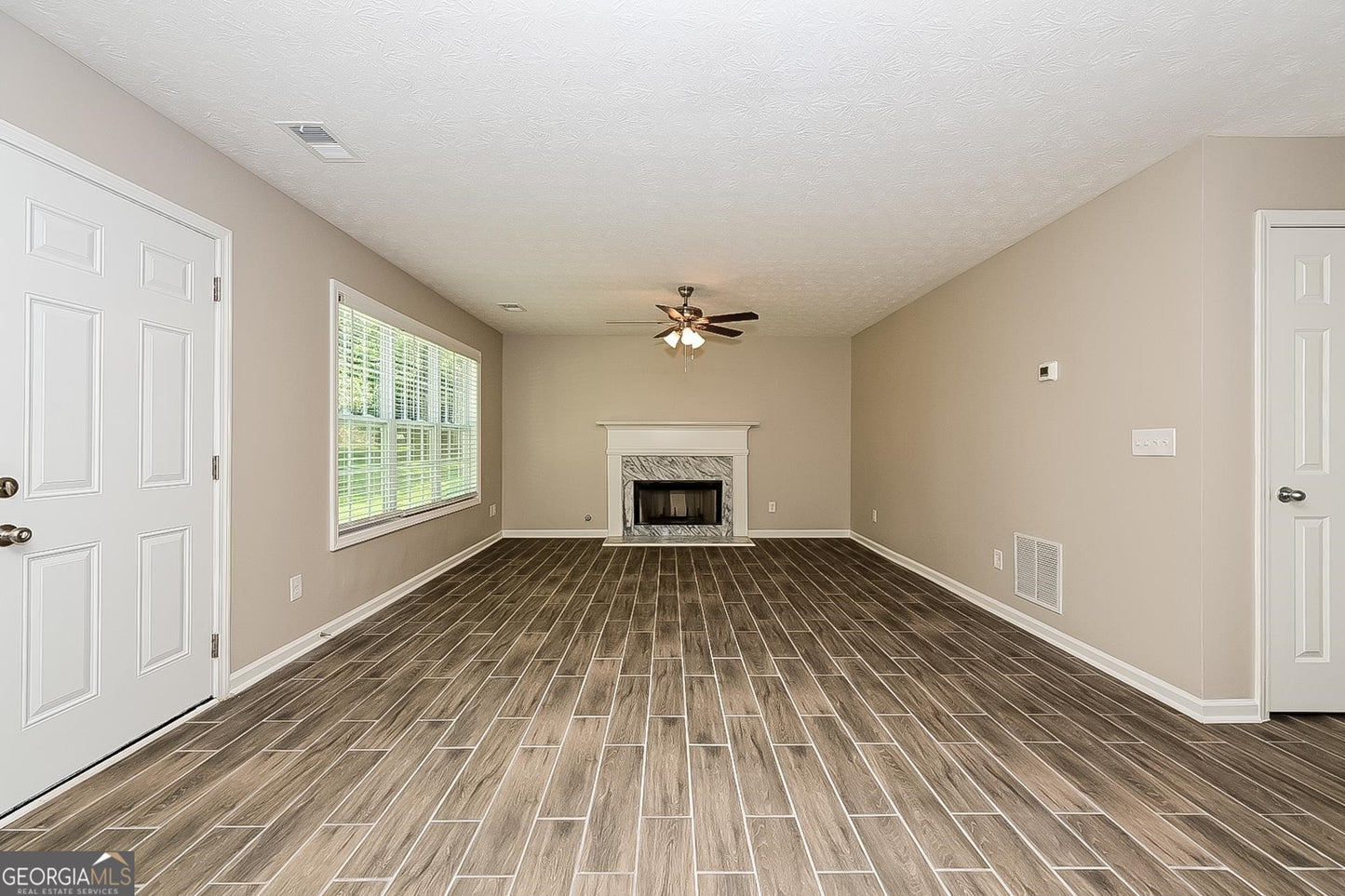 3 bedroom 2.5 bath house in Riverdale