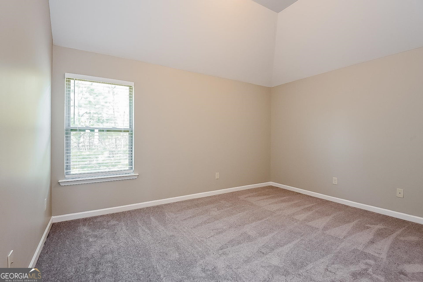 4 bedroom 2.5 bath house in Woodstock