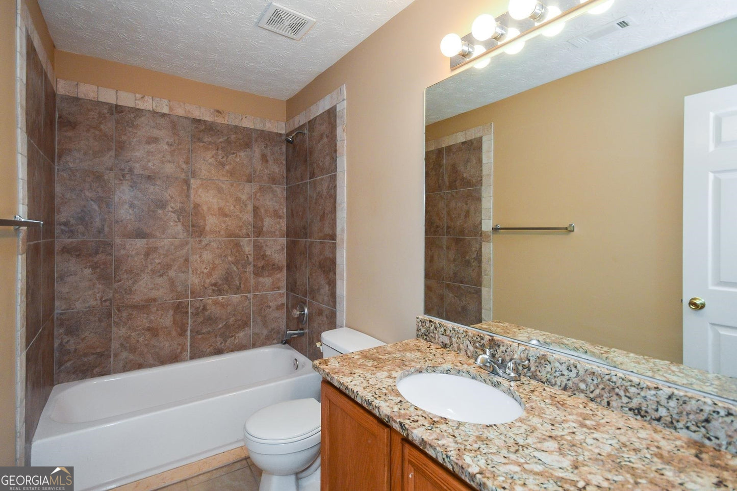 5 bedroom 2.5 bath house in Loganville