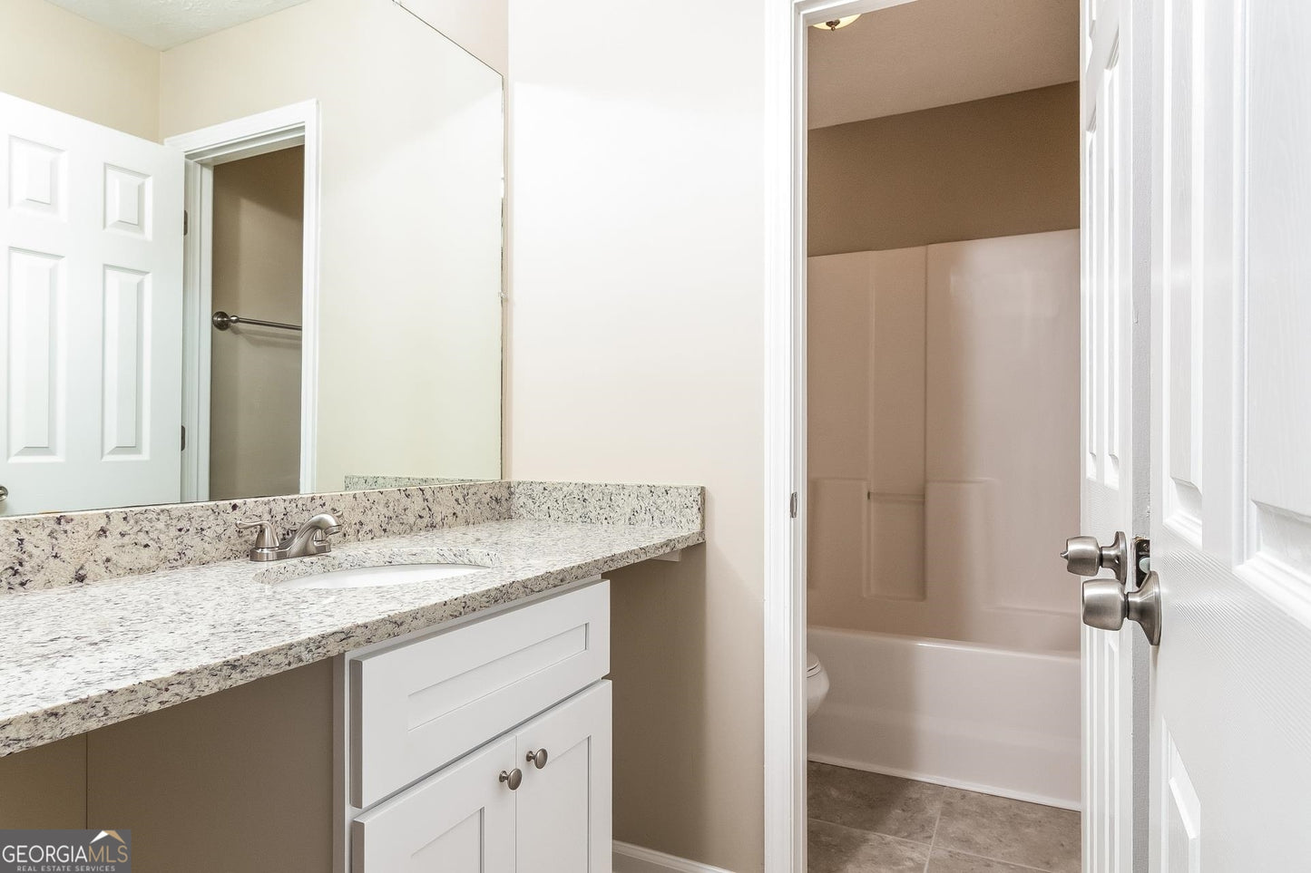 4 bedroom 2.5 bath house in Riverdale
