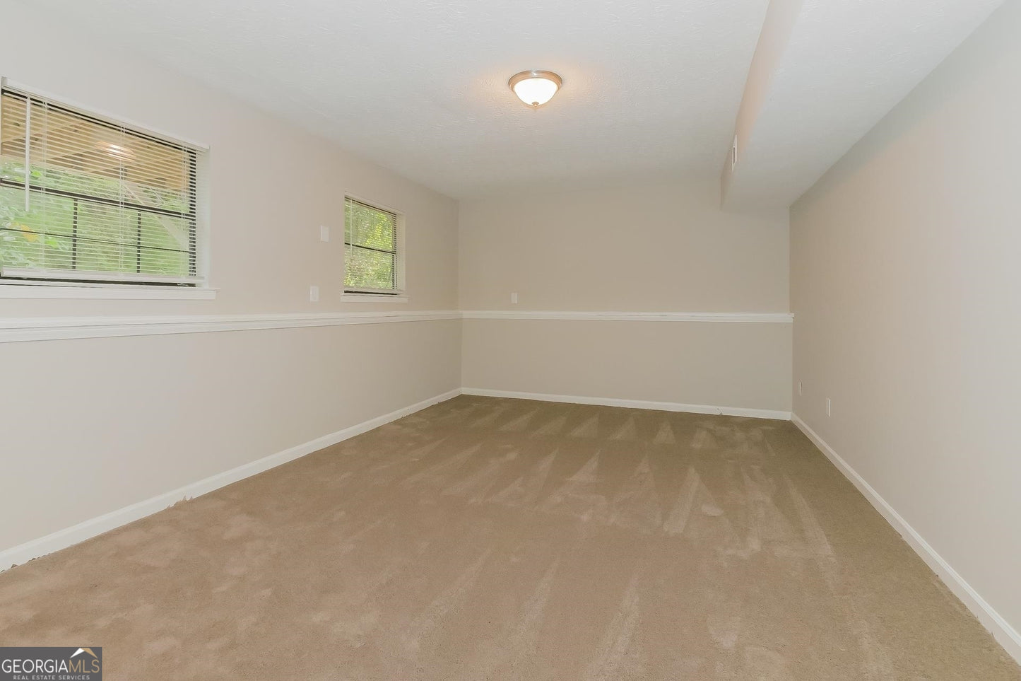 4 bedroom 2.5 bath house in Riverdale