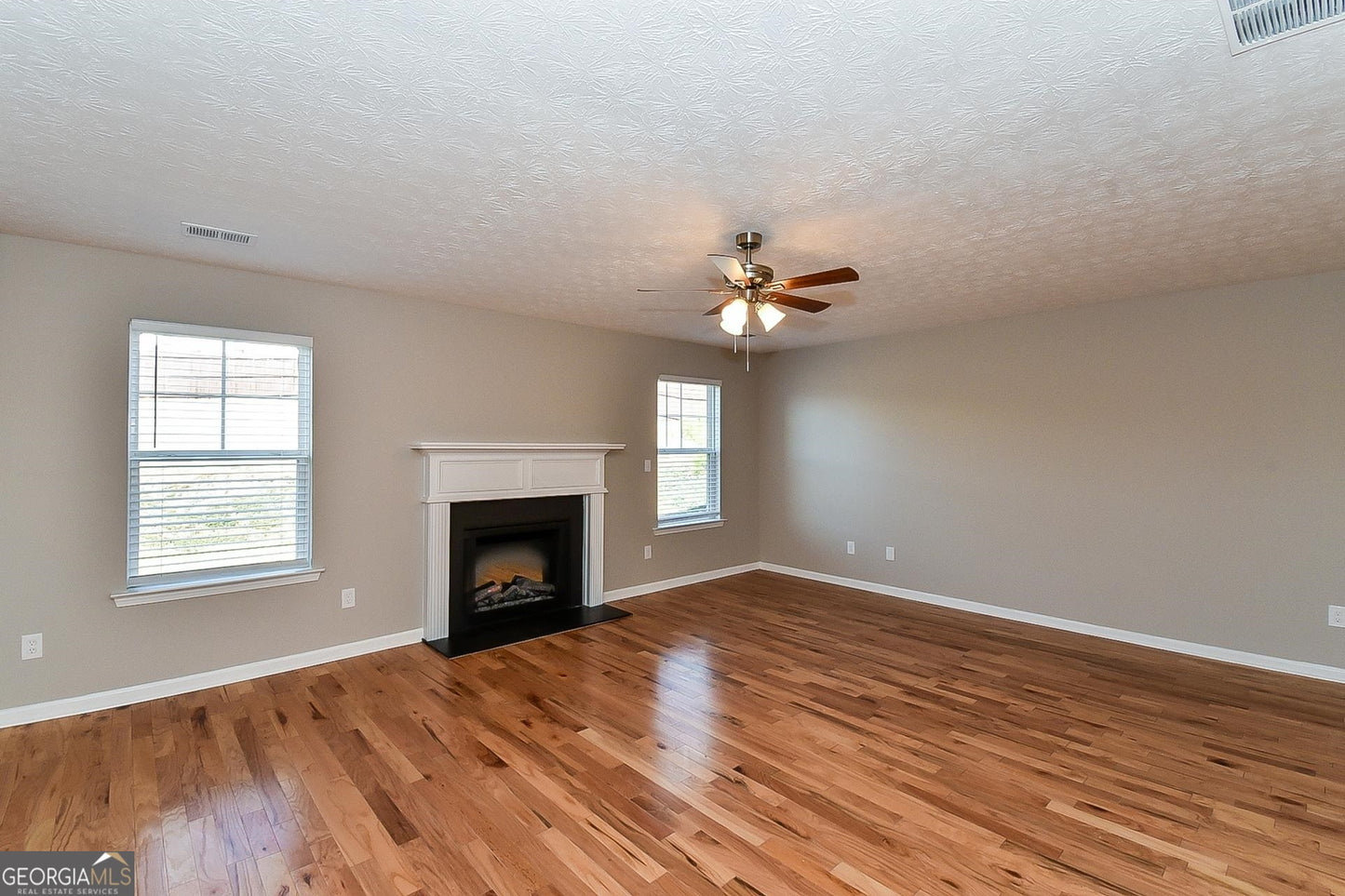 4 bedroom 2.5  bath house in Fairburn
