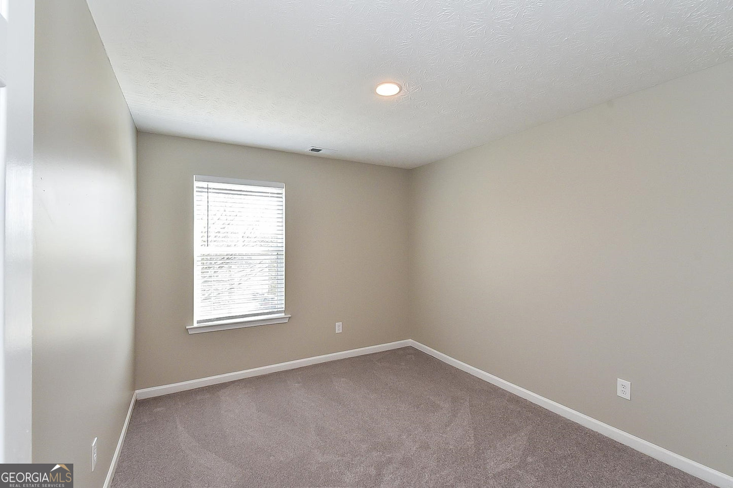 4 bedroom 2.5  bath house in Fairburn