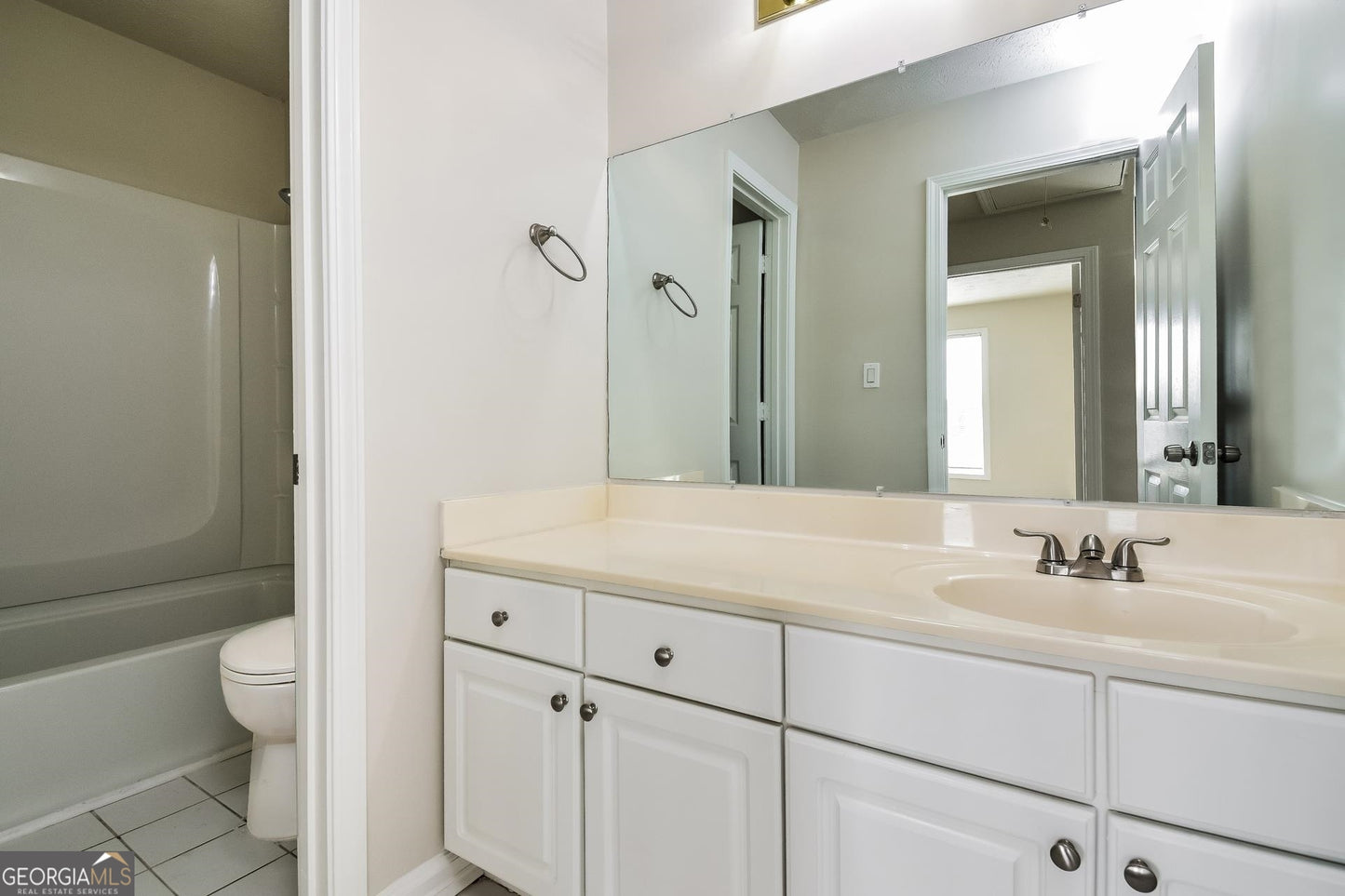 4 bedroom 2.5  bath house in Lawrenceville
