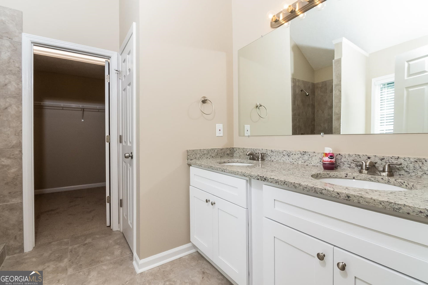 4 bedroom 2.5 bath house in Riverdale