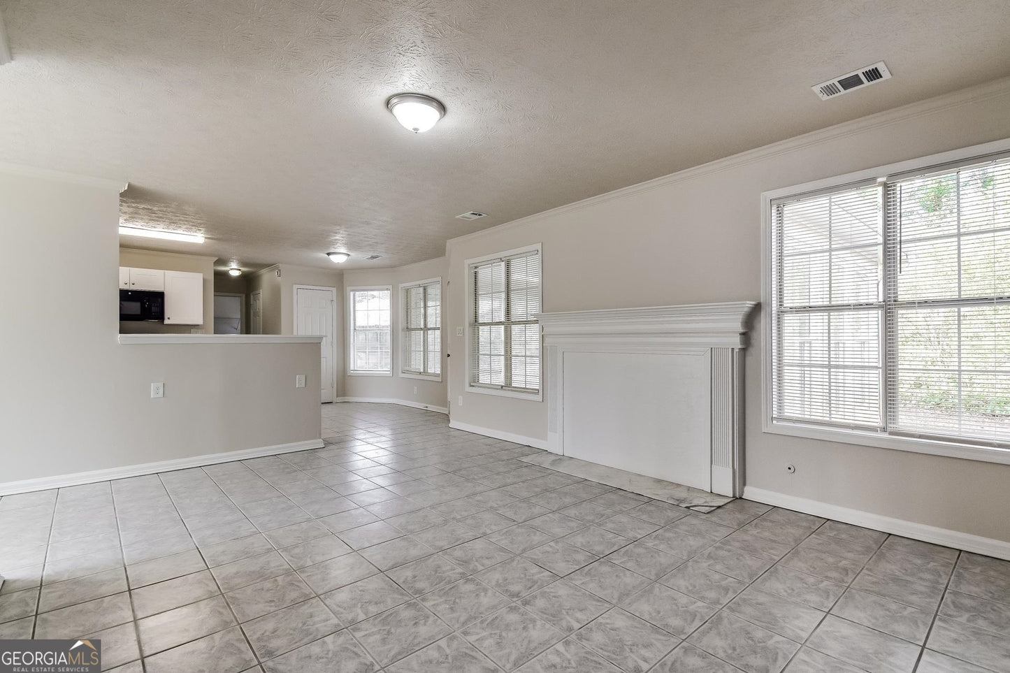 4 bedroom 2.5  bath house in Lawrenceville