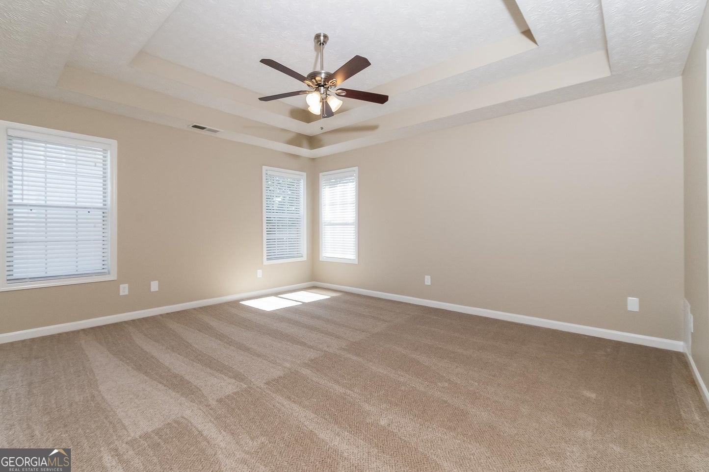 4 bedroom 2.5 bath house in Riverdale