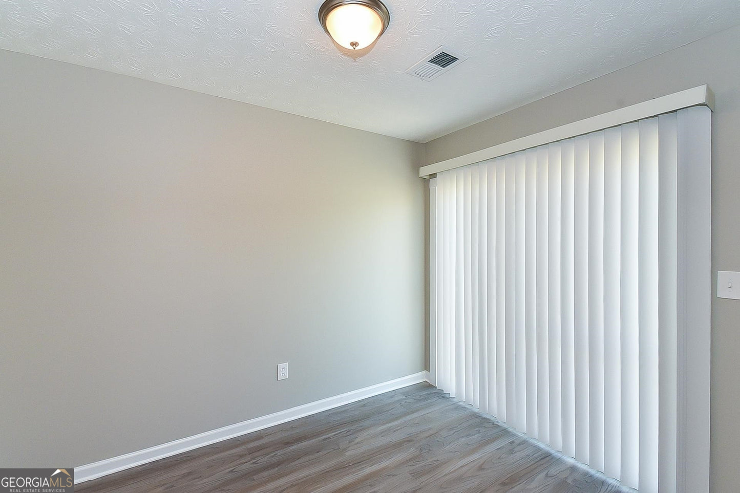 4 bedroom 2.5  bath house in Fairburn