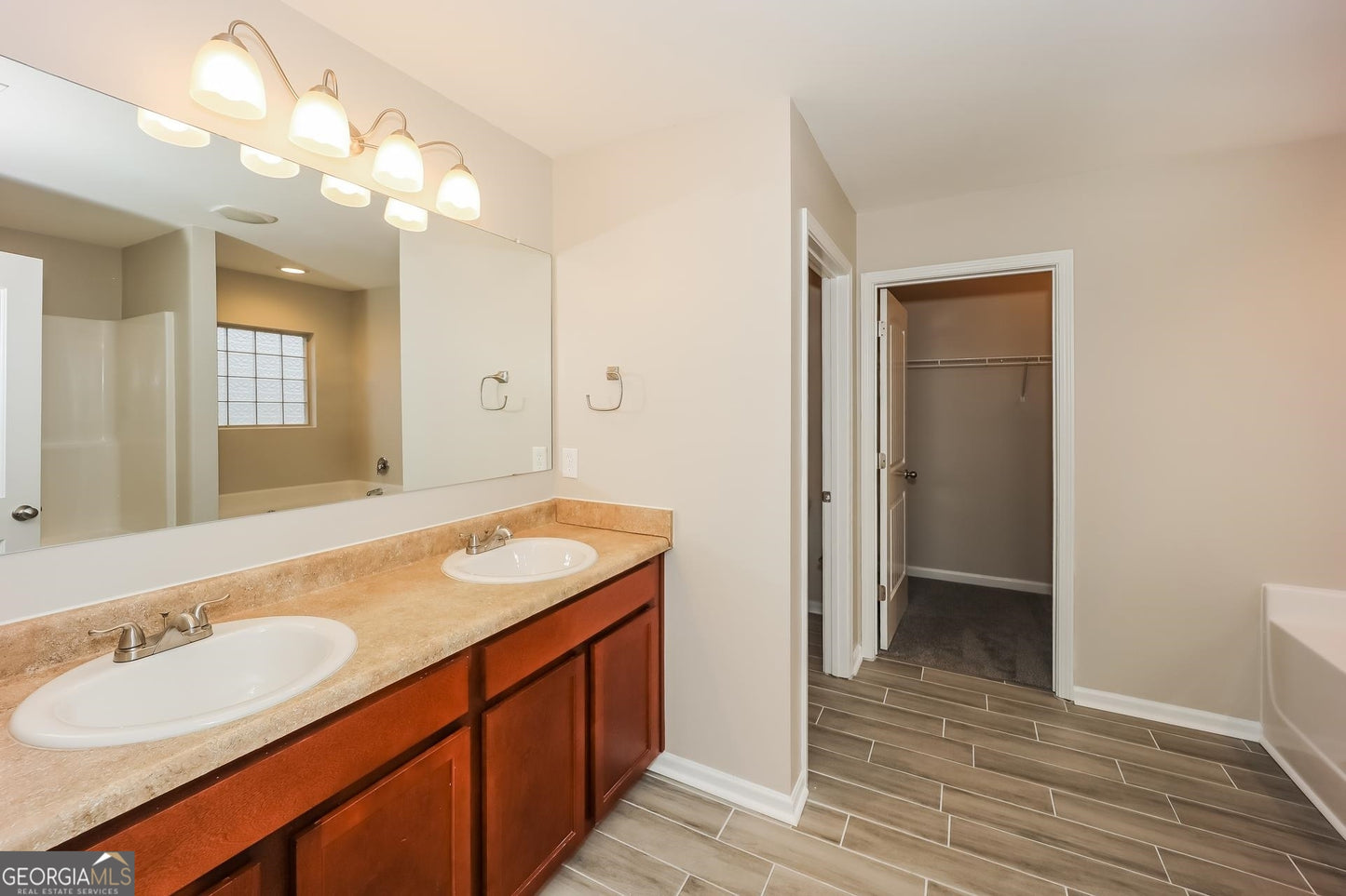 4 bedroom 3  bath house in Riverdale