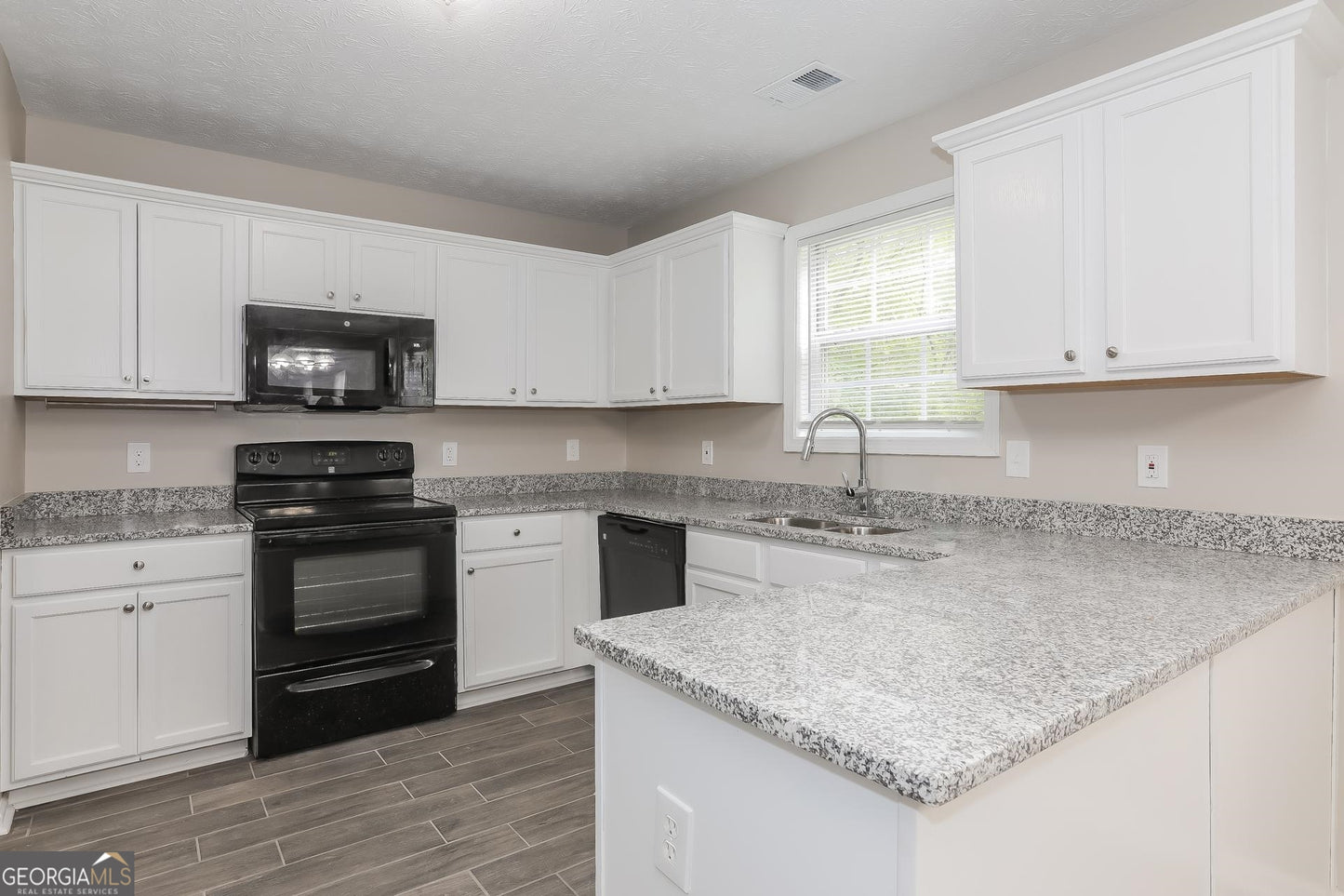 4 bedroom 2.5 bath house in Lithonia