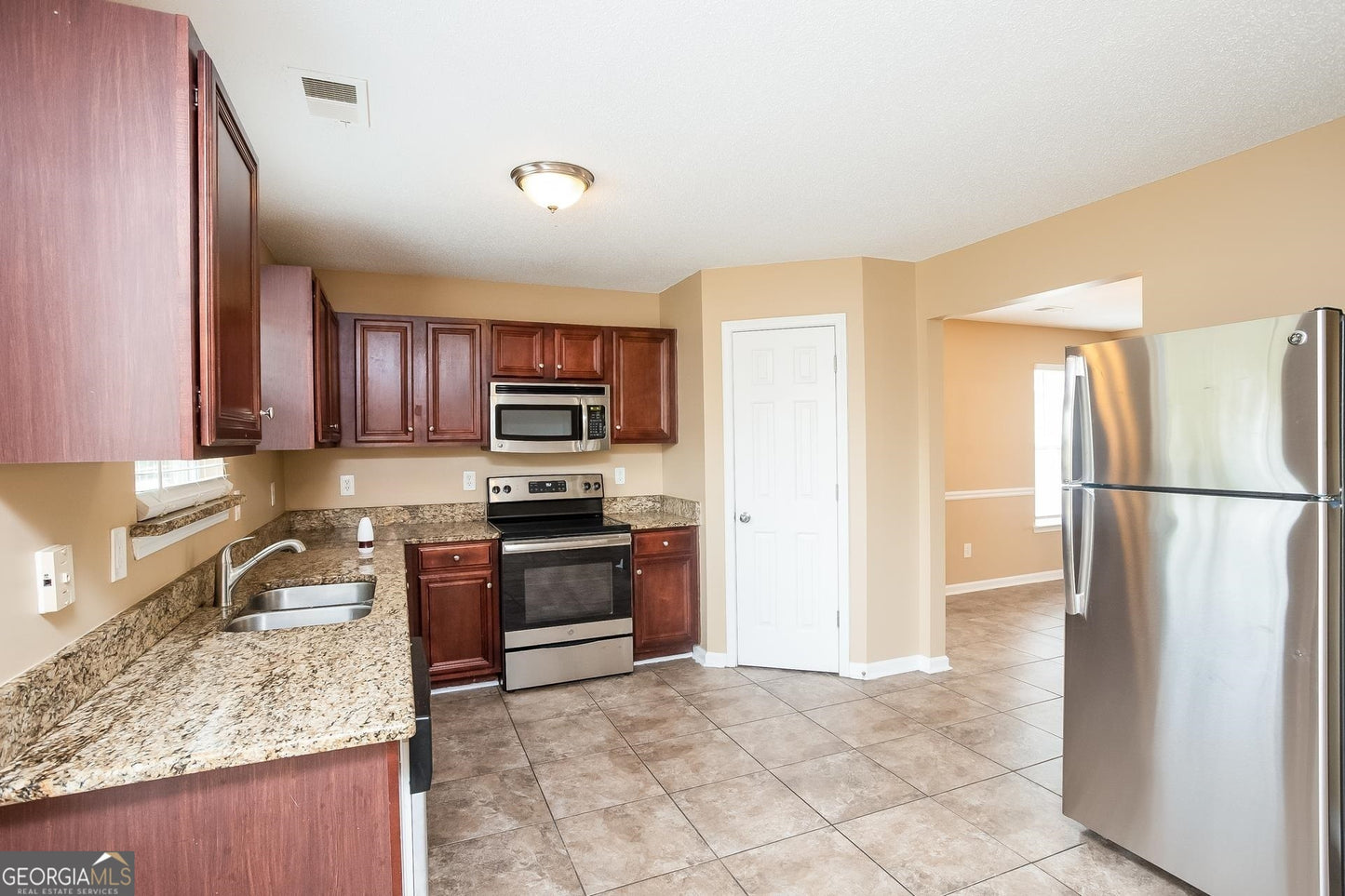 5 bedroom 2.5 bath house in Fairburn