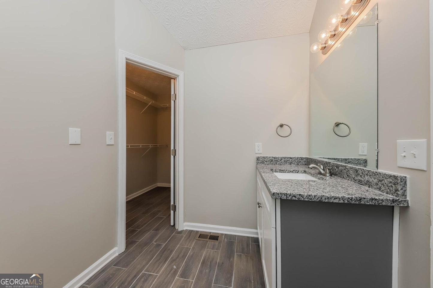 5 bedroom 3  bath house in Powder springs