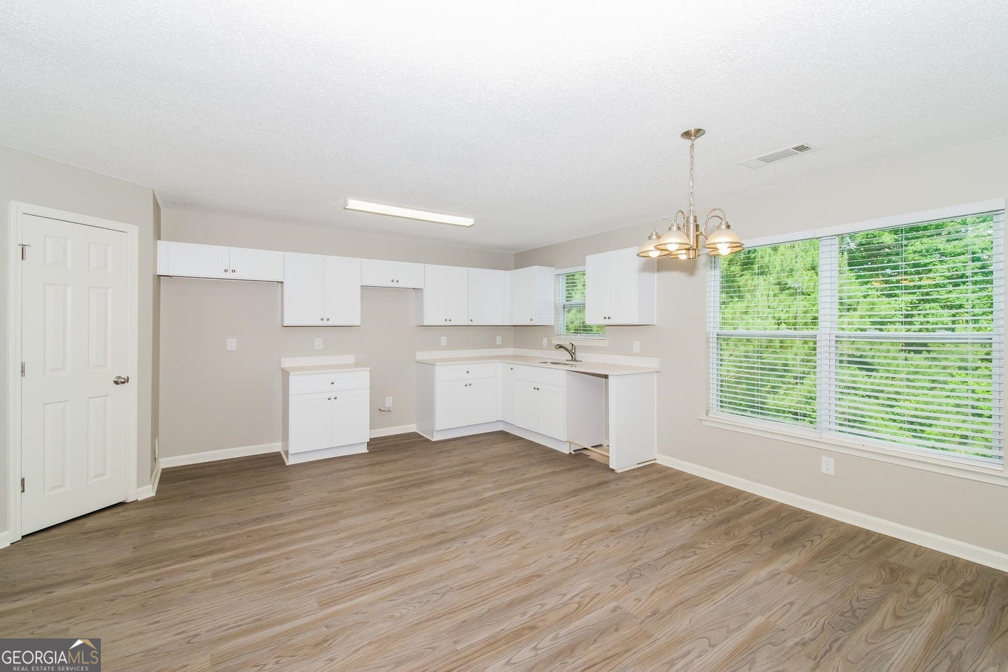 5 bedroom 3  bath house in Douglasville