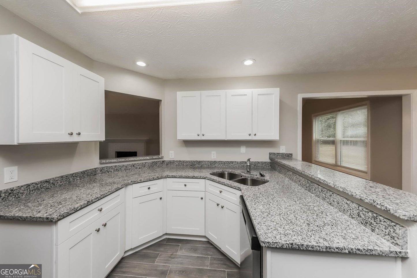 5 bedroom 3  bath house in Powder springs