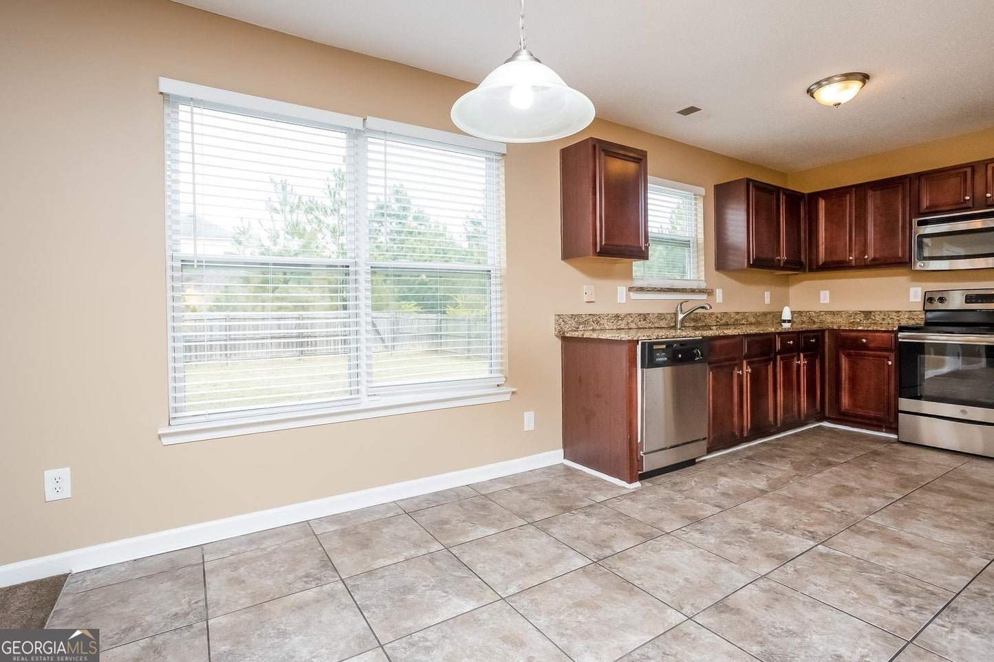5 bedroom 2.5 bath house in Fairburn