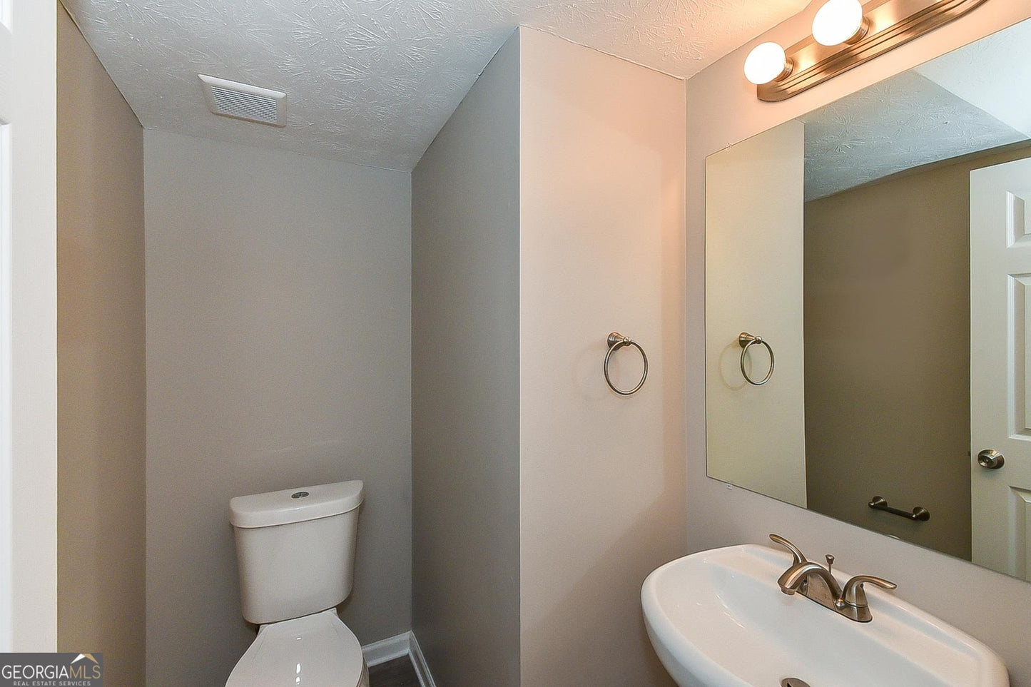 4 bedroom 2.5  bath house in Fairburn